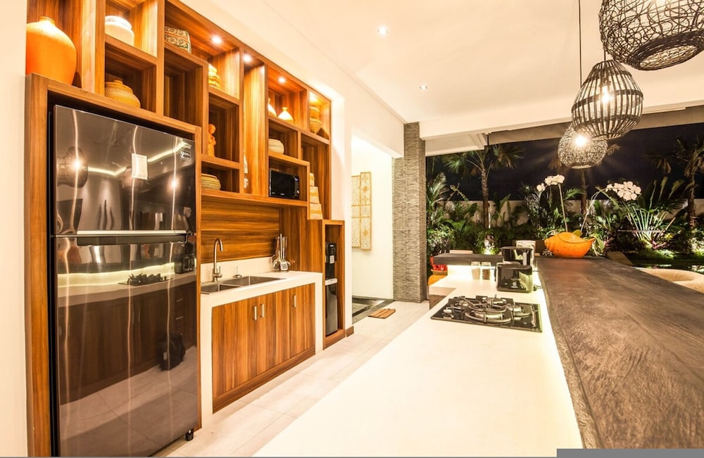 Villa 15 Stunning 6 BR Villa 400m to Beach