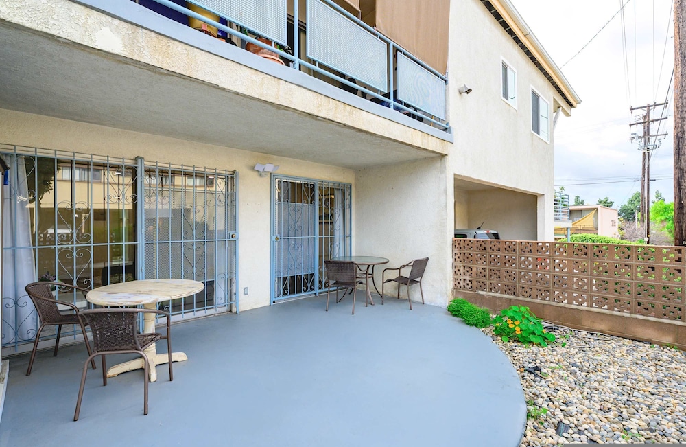 Modern Cozy Retreat Stylish Stay With Patio Parking