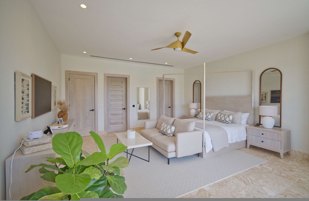 Modern Lake Villa With English Speaking Staff in Golf and Beach Resort