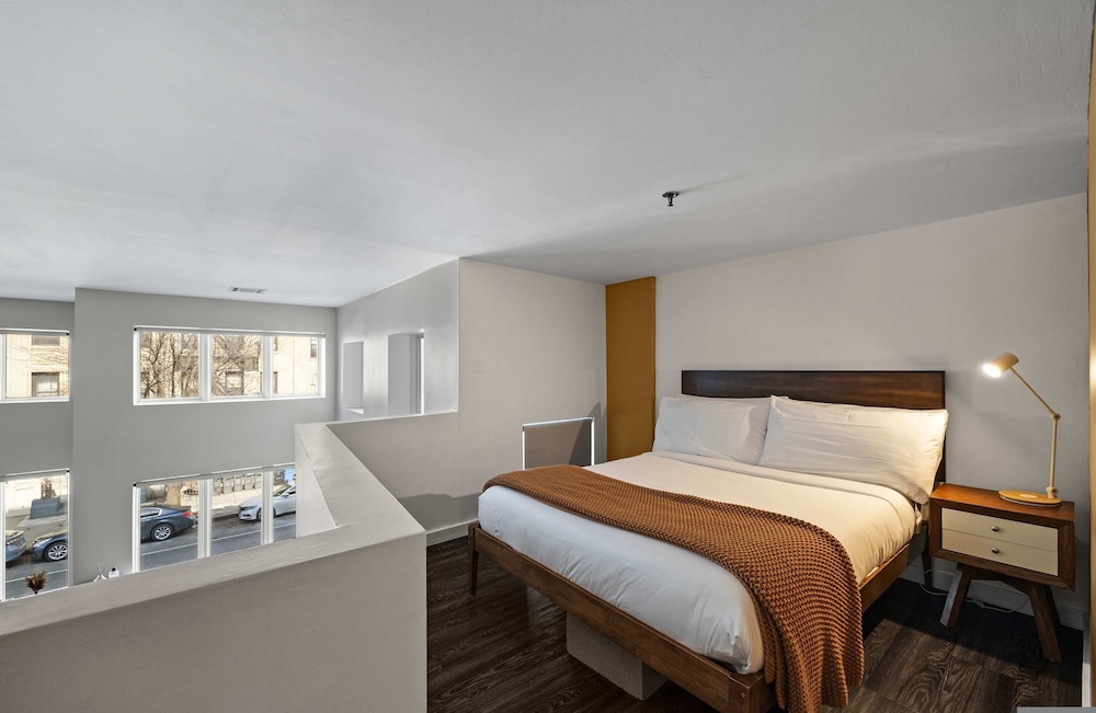 Dekalb by Rove Travel Duplex Loft w Terrace