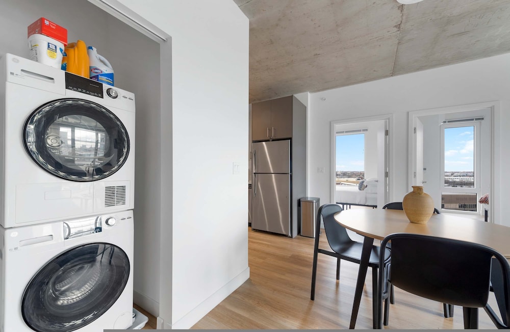 Modern 4BR Free Pkg Near Train Dining