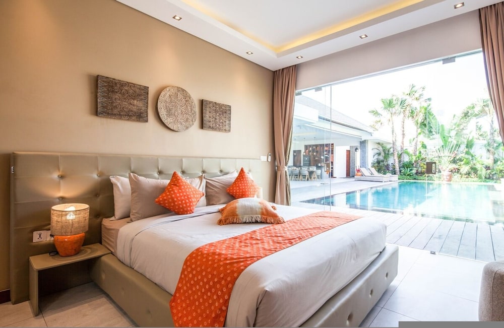 Villa 15 Stunning 6 BR Villa 400m to Beach