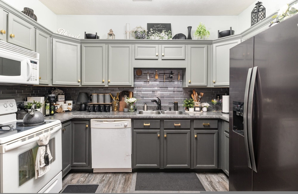 Stylish 2BR Townhome w Garage Patio Perfect for Stays or Assignments