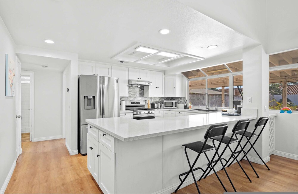 Spacious Retreat Near Iconic LA Sights