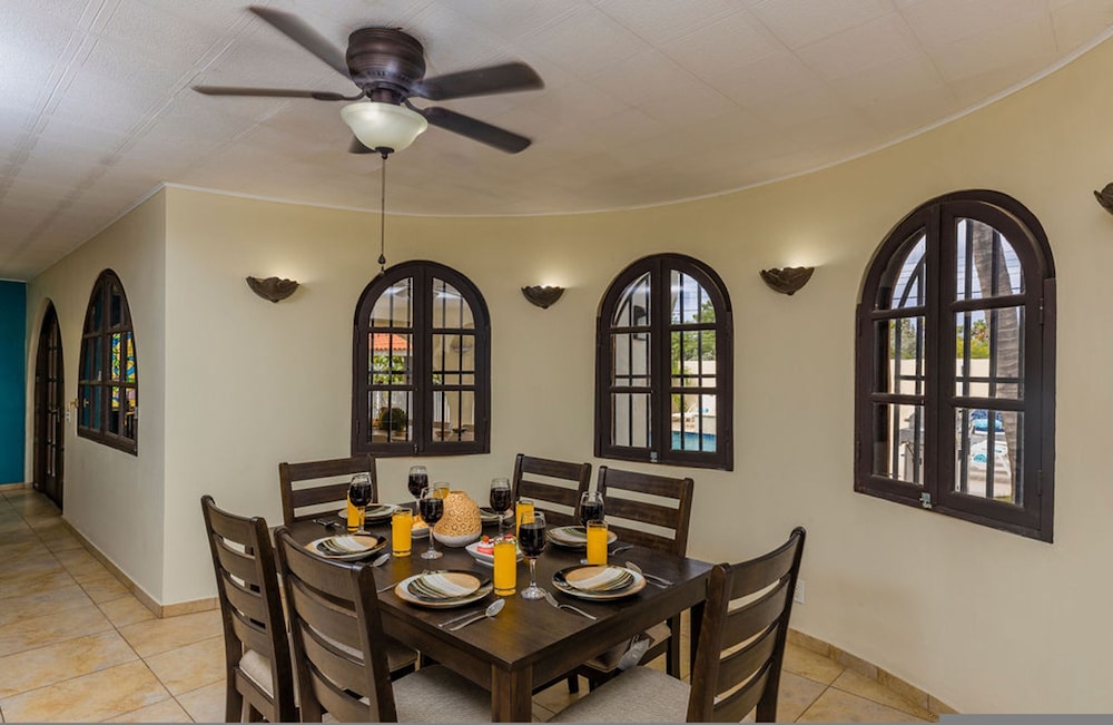 Beautiful 4BR 3BA Villa w Private Pool Jacuzzi