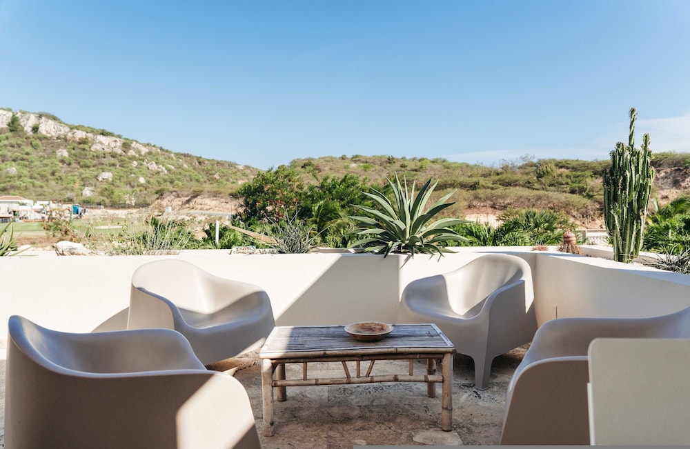Seabreeze Retreat Stylish Blue Bay Residence