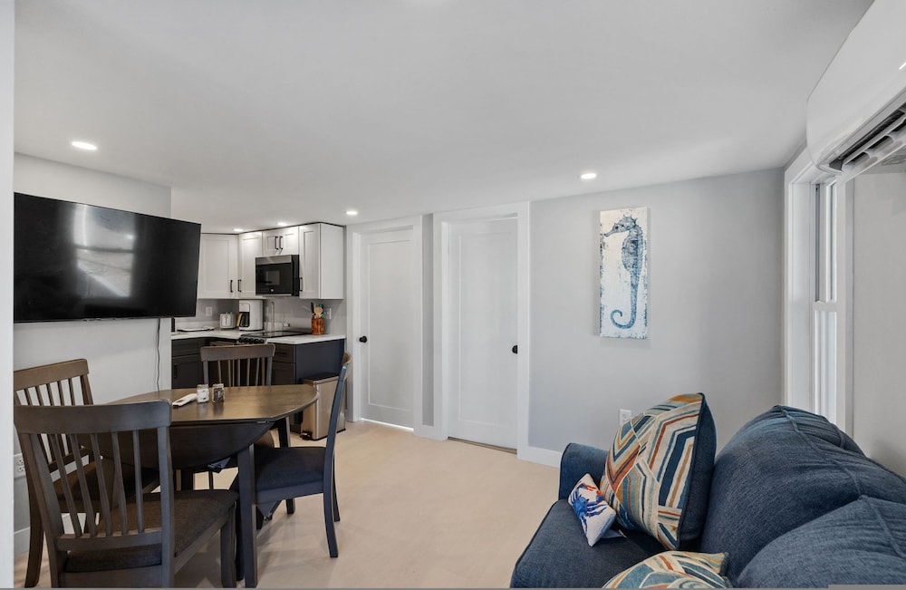 Modern Condo Perfect For Winter Rental