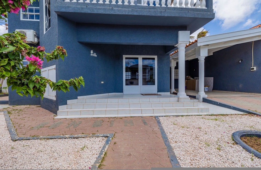 Renovated 4br2ba w Private Pool in Prime Location