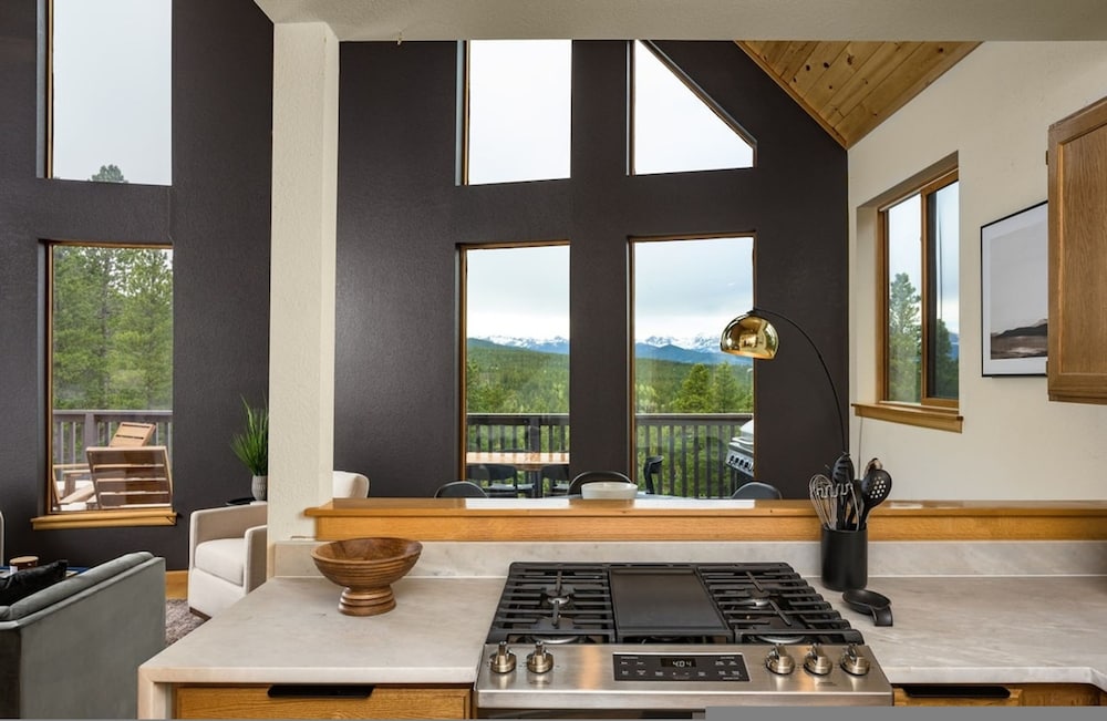 Serene Retreat Amazing Views Hottub Sauna Xbox