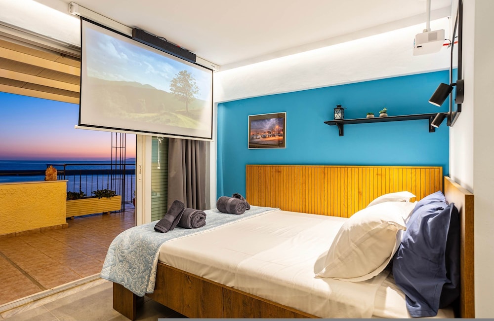 Beachfront Sunny Penthouse - Kalamata Seablisss