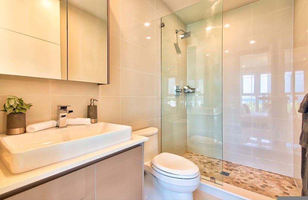 Stylish Paradise Luxury Waterfront Apartment at Soleil Residences
