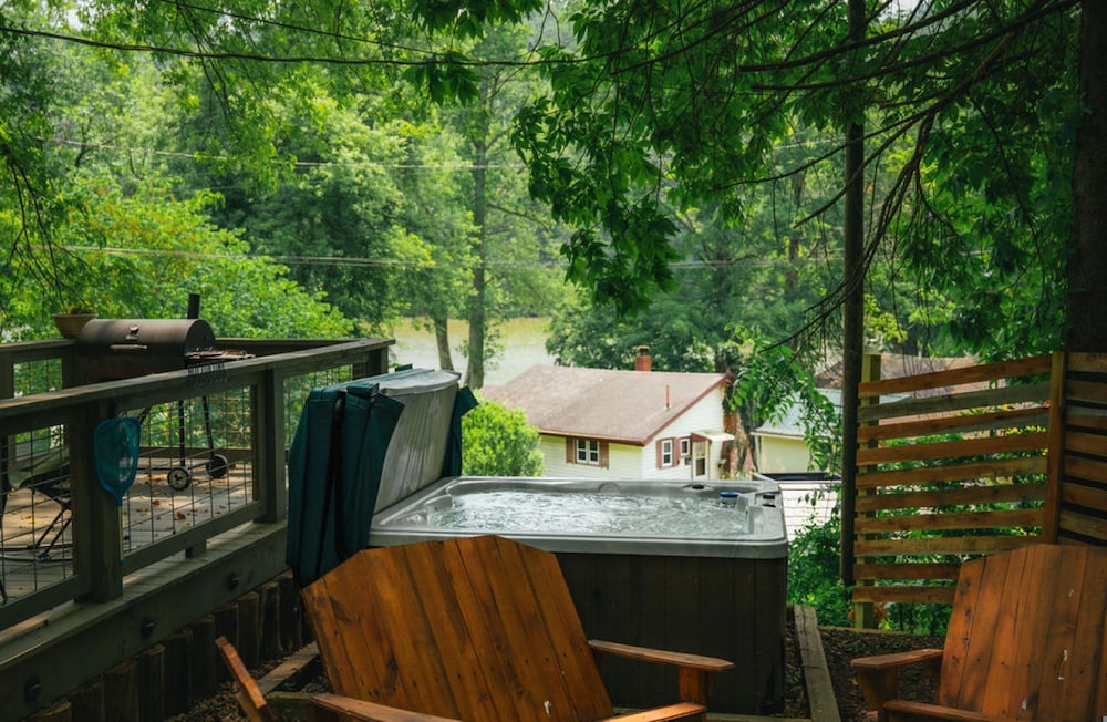 Lakefront Hilltop Cabin Hot tub Firepit
