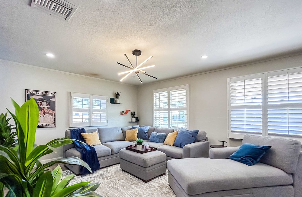 Phoenix 4 BDR Home With Outdoor Entertainment