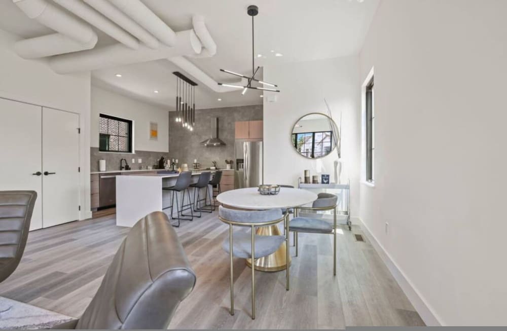 Work Of Art -3 Bedroom Elegant Townhome-columbus