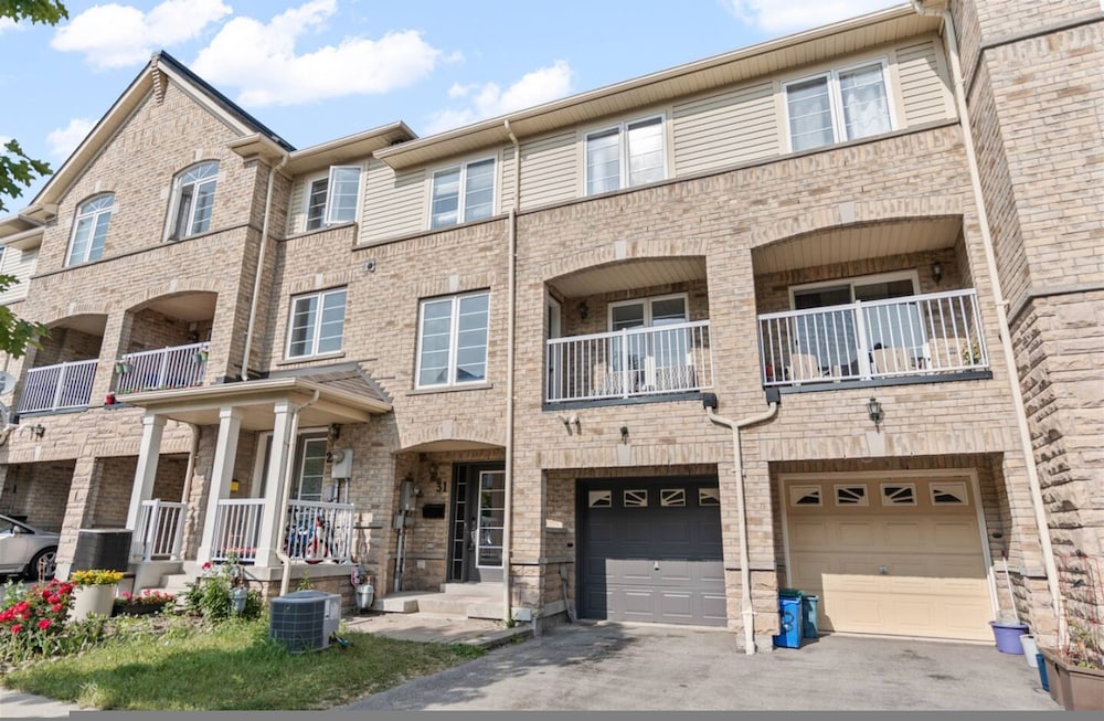 Contemporary 3BR Townhouse in Ajax Cozy Central