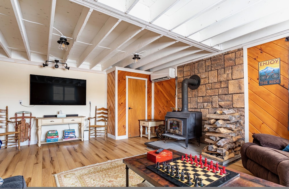 Ski Hike Lodge 5BR w Fire Pit Cozy Spaces