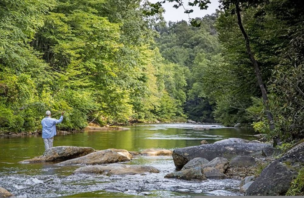 Riverfront Sanctuary Your Mountain Getaway