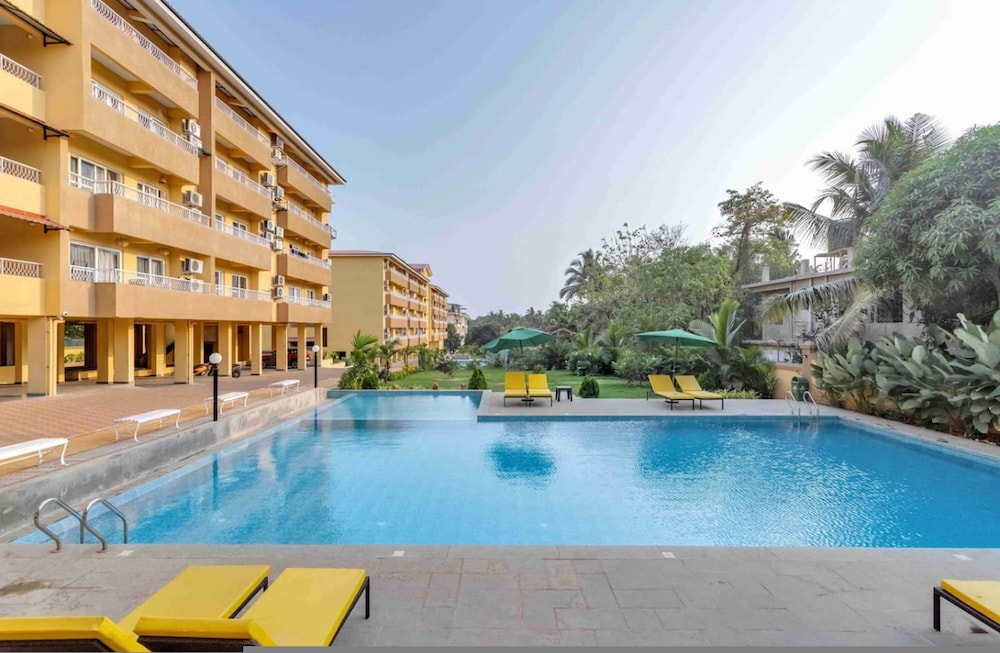 1bhk w Balcony and Pool - 5 Mins to Candolim Beach