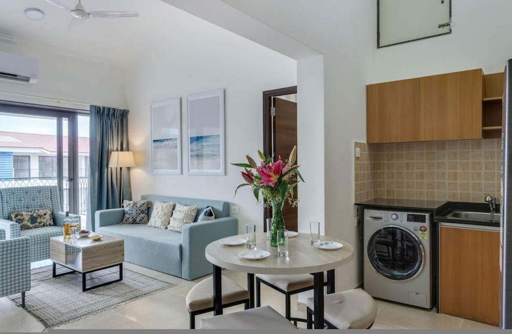 Luxe 1bhk w Pool Sauna 1km to the Beach