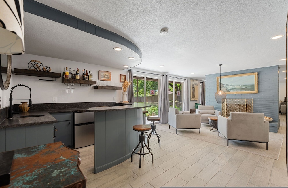 Family Home w Pool-hot Tub-large Yard-pool Table