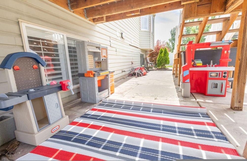 Farmington Gem 6BR Private Fenced Yard Sleeps 15