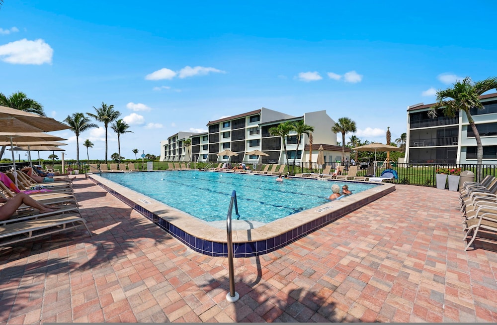 Loggerhead Cay 302 w Bikes Pool on Beach