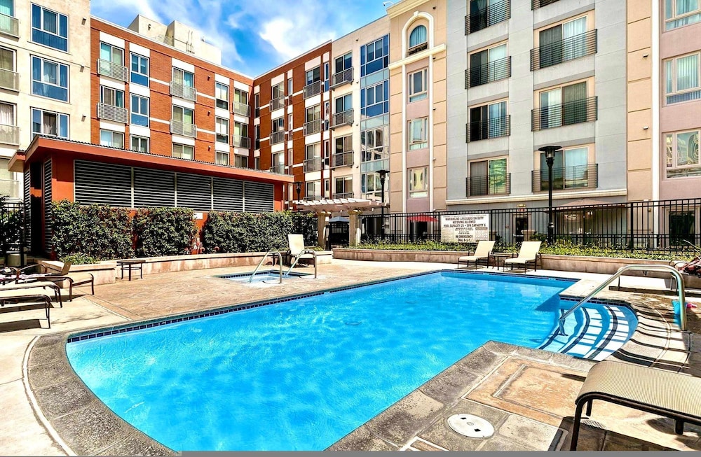 Allura Gaslamp Pool Spa Gym Extra Office Nook
