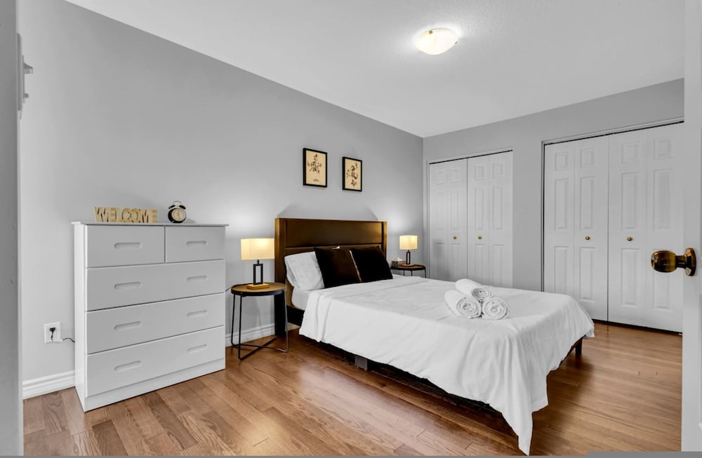 Cozy 3BR Home Parking Near Kitchener Attractions