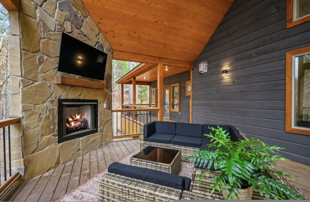 Whispering Winds Luxury Cabin in Hochatown