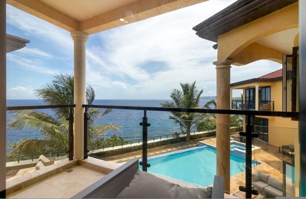 Luxury Oceanfront Villa in Tower Isle