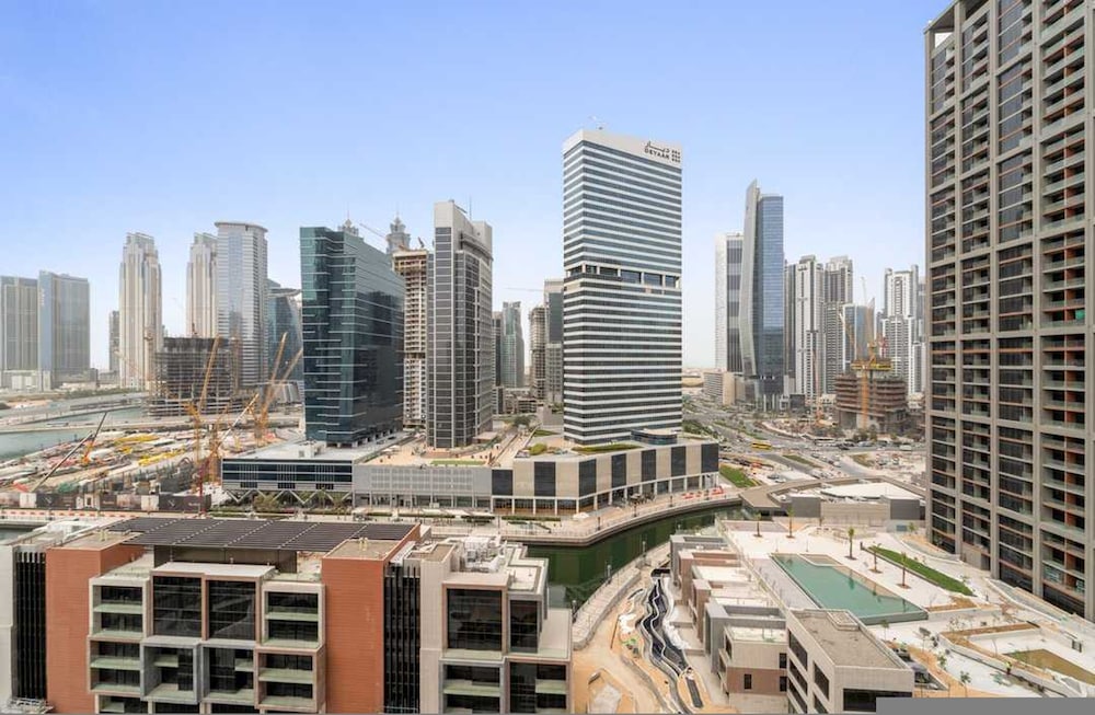 Luxury Living in Peninsula Five With Skyline View and Amazing Pool