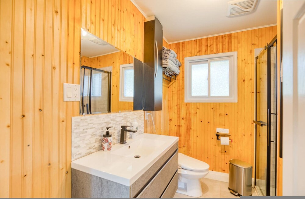 Waterfront Cottage w Swim Spa BBQ Close to Skiing