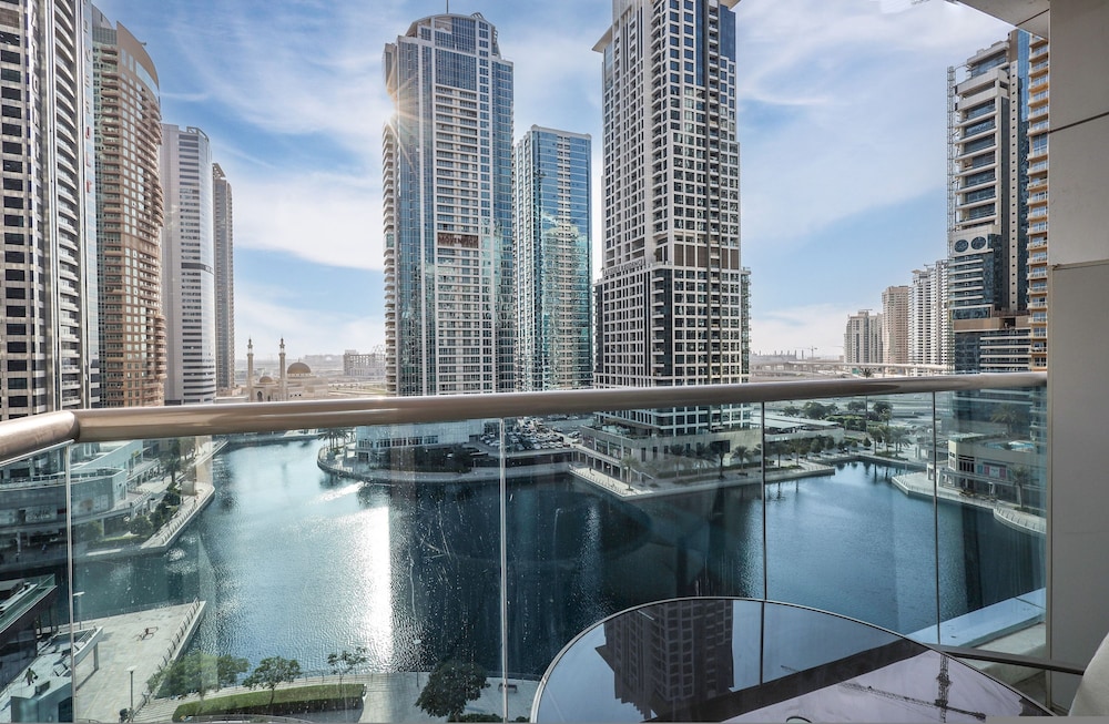 Elite LUX Holiday Homes - Stunning Lake View 1bhk Retreat in JLT Dubai