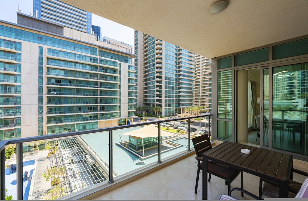 Luxurious Waterfront Stay at Al Majara Dubai Marina