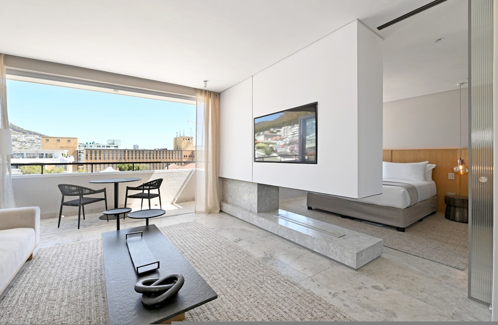 Elegant One Bed Sea Point Mountain Views