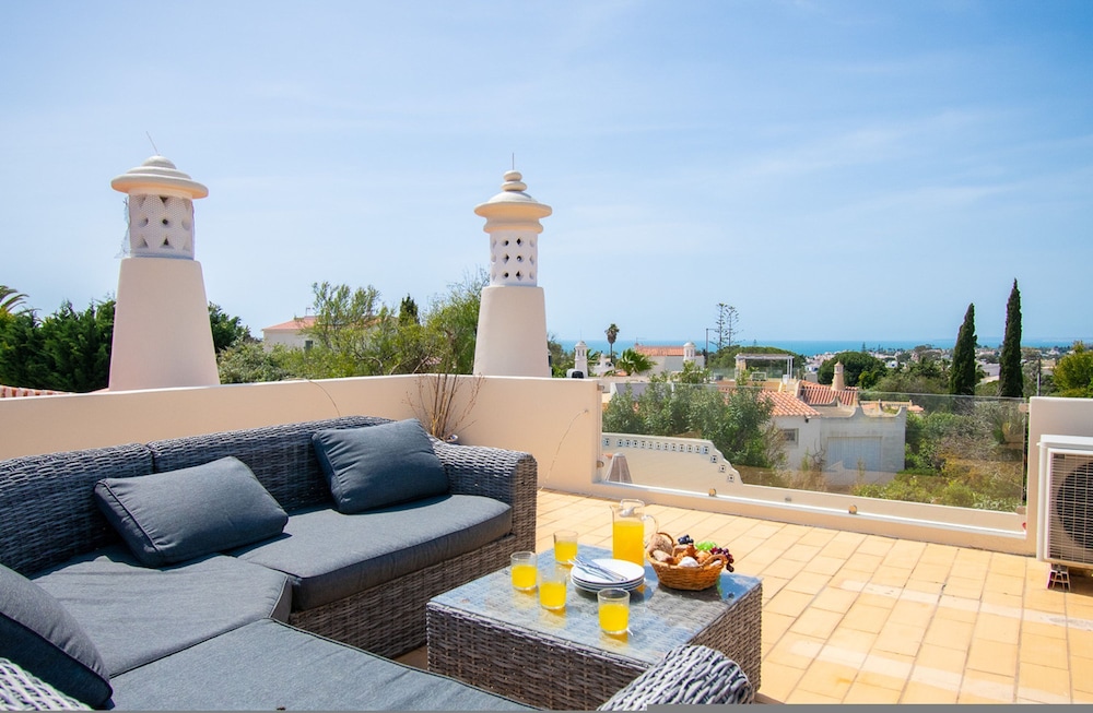 67 adm 3 Bedroom Villa Walking Distance to Carvo
