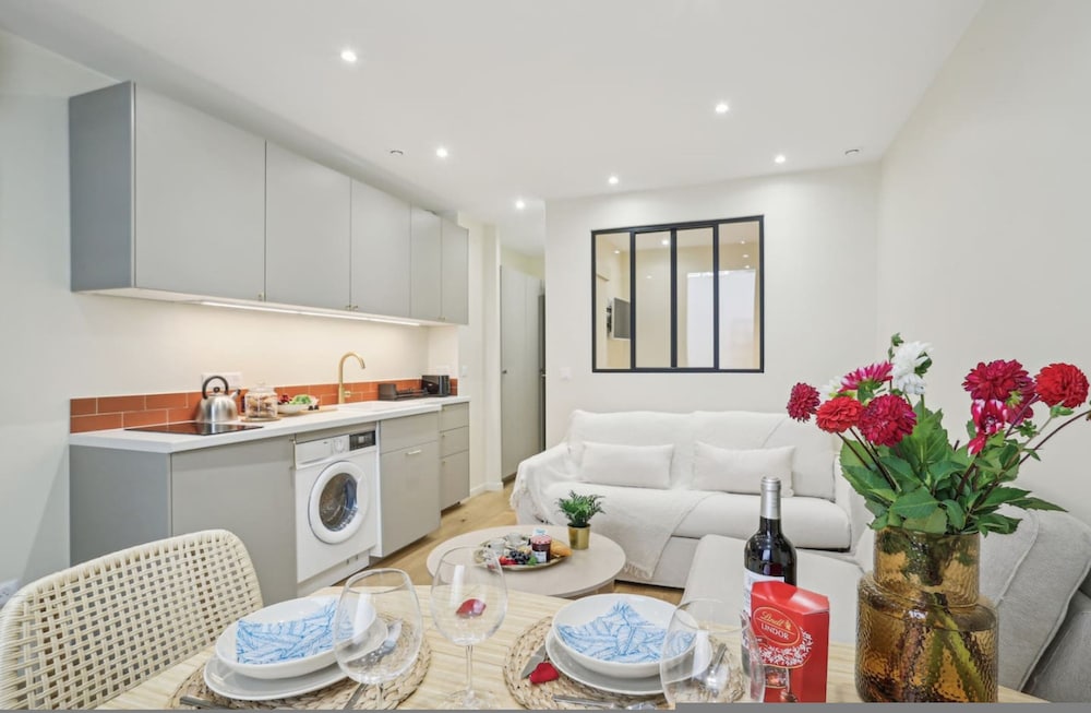 Ganneron in Paris With 1 Bedrooms and 1 Bathrooms