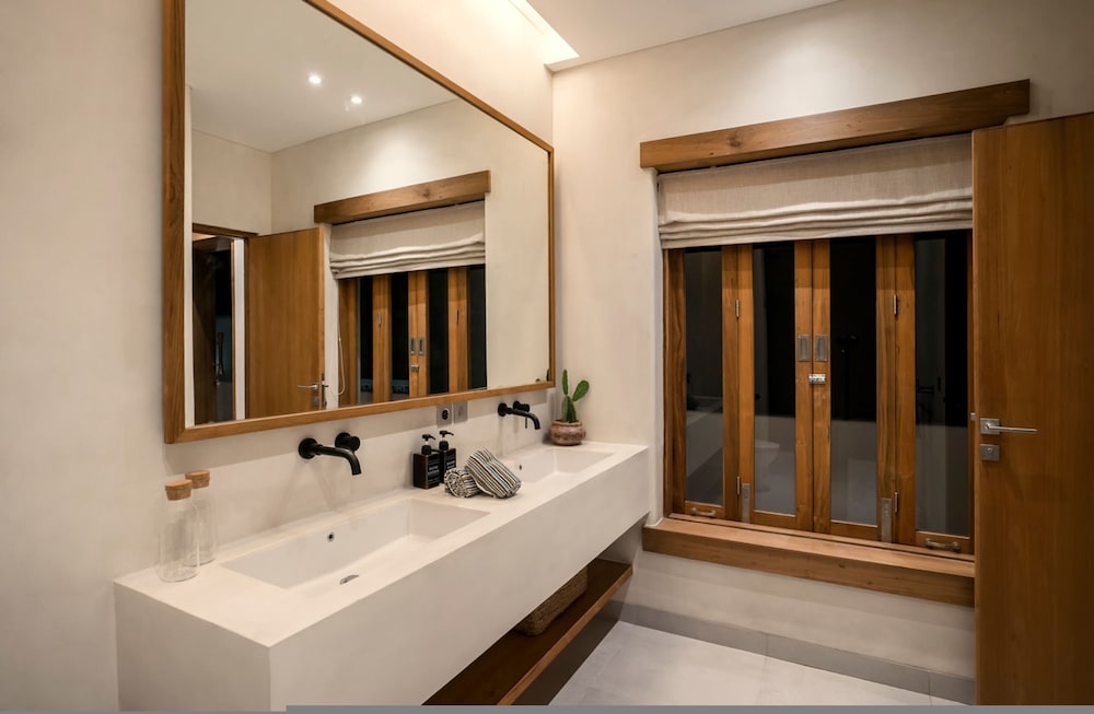 Villa Oasi 1 by Alfred in Bali - Brand New Tropical Luxury 3 BR Bingin Beach
