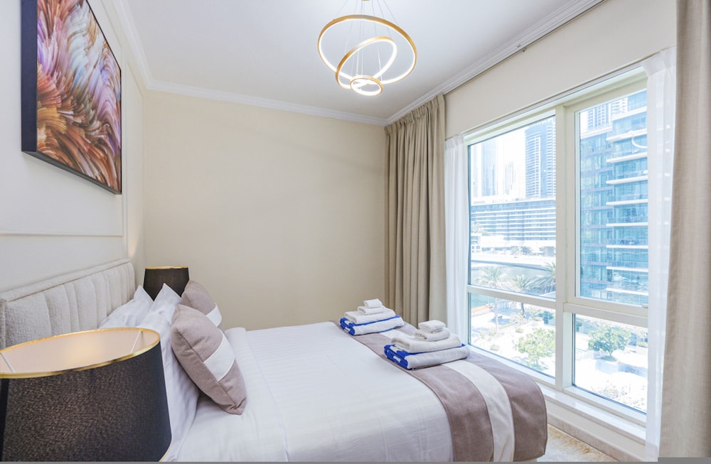 Luxurious Waterfront Stay at Al Majara Dubai Marina