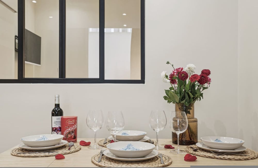 Ganneron in Paris With 1 Bedrooms and 1 Bathrooms