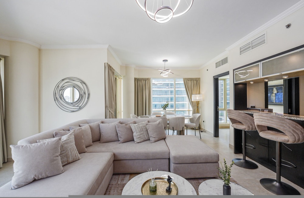 Luxurious Waterfront Stay at Al Majara Dubai Marina