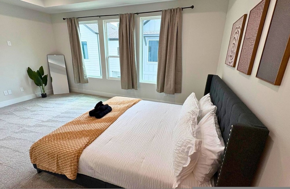 Gated Modern 3BR Near Downtown Med Center