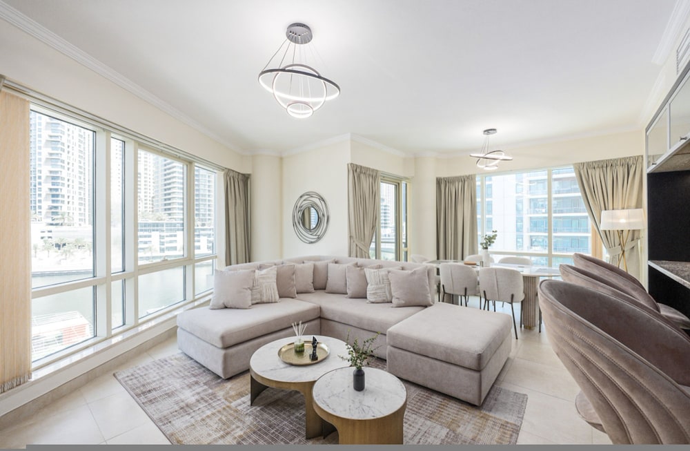 Luxurious Waterfront Stay at Al Majara Dubai Marina