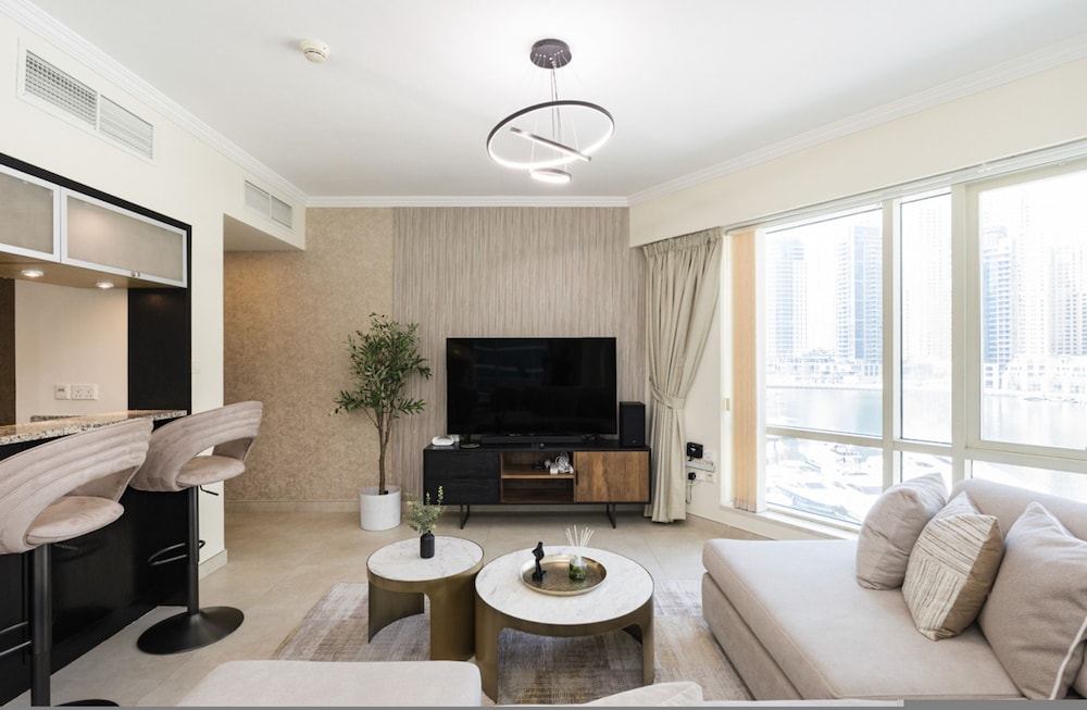 Luxurious Waterfront Stay at Al Majara Dubai Marina