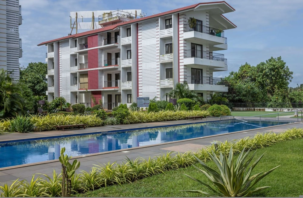 Luxe 1bhk w Pool Sauna 1km to the Beach