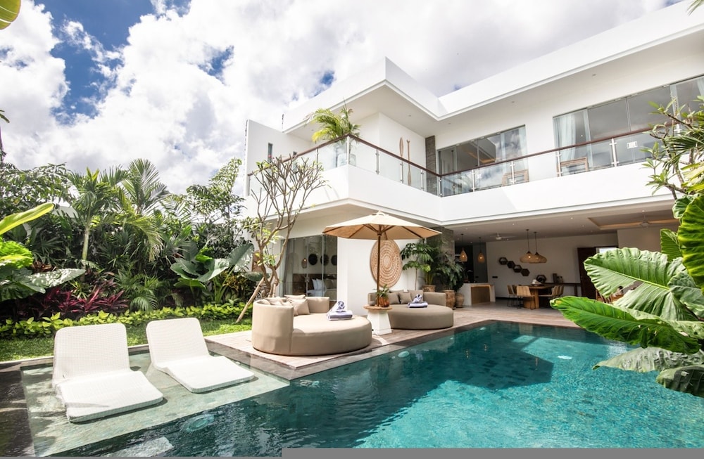 sol N1 Incredible 4 Bds Villa Near Finns Club