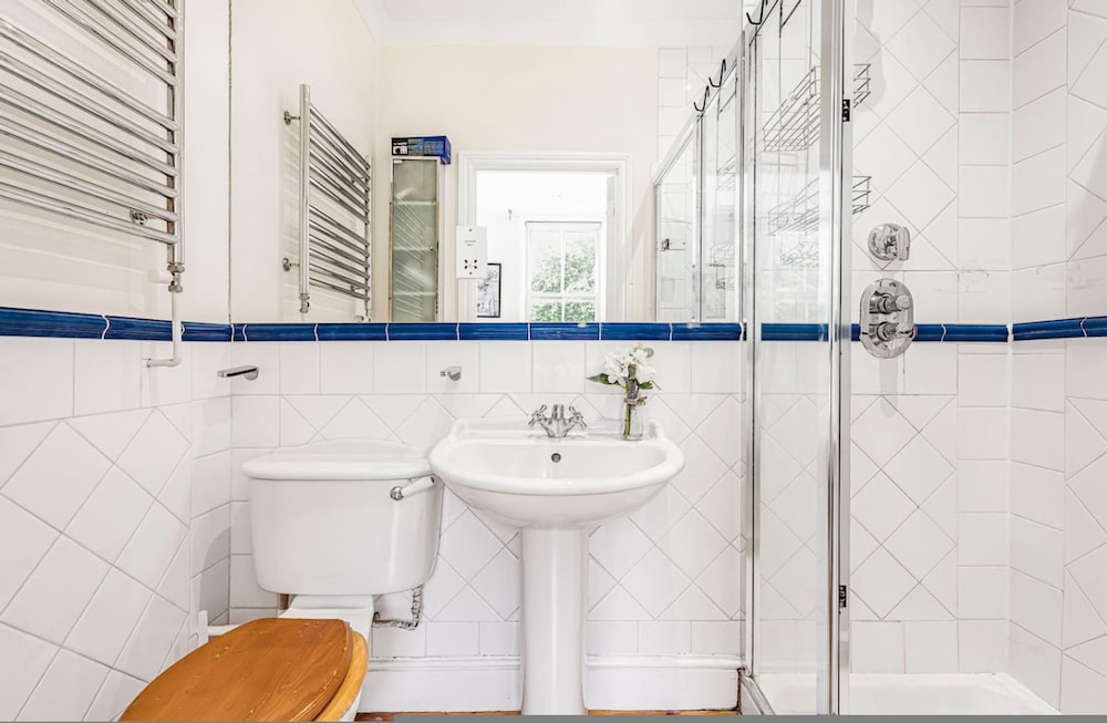 Elegant 1BR Apartment in Kensington With Balcony