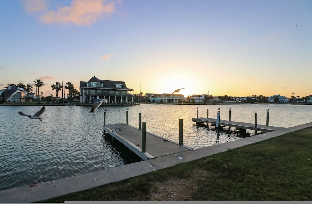 Home Lounge and Arcade Close to Beach and Marina