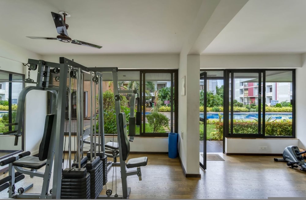 Luxe 1bhk w Pool Sauna 1km to the Beach