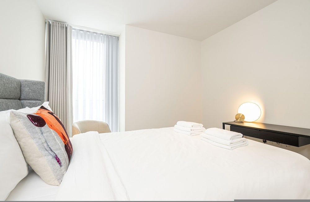 Stylish Three-bedroom Apartment in Canary Wharf